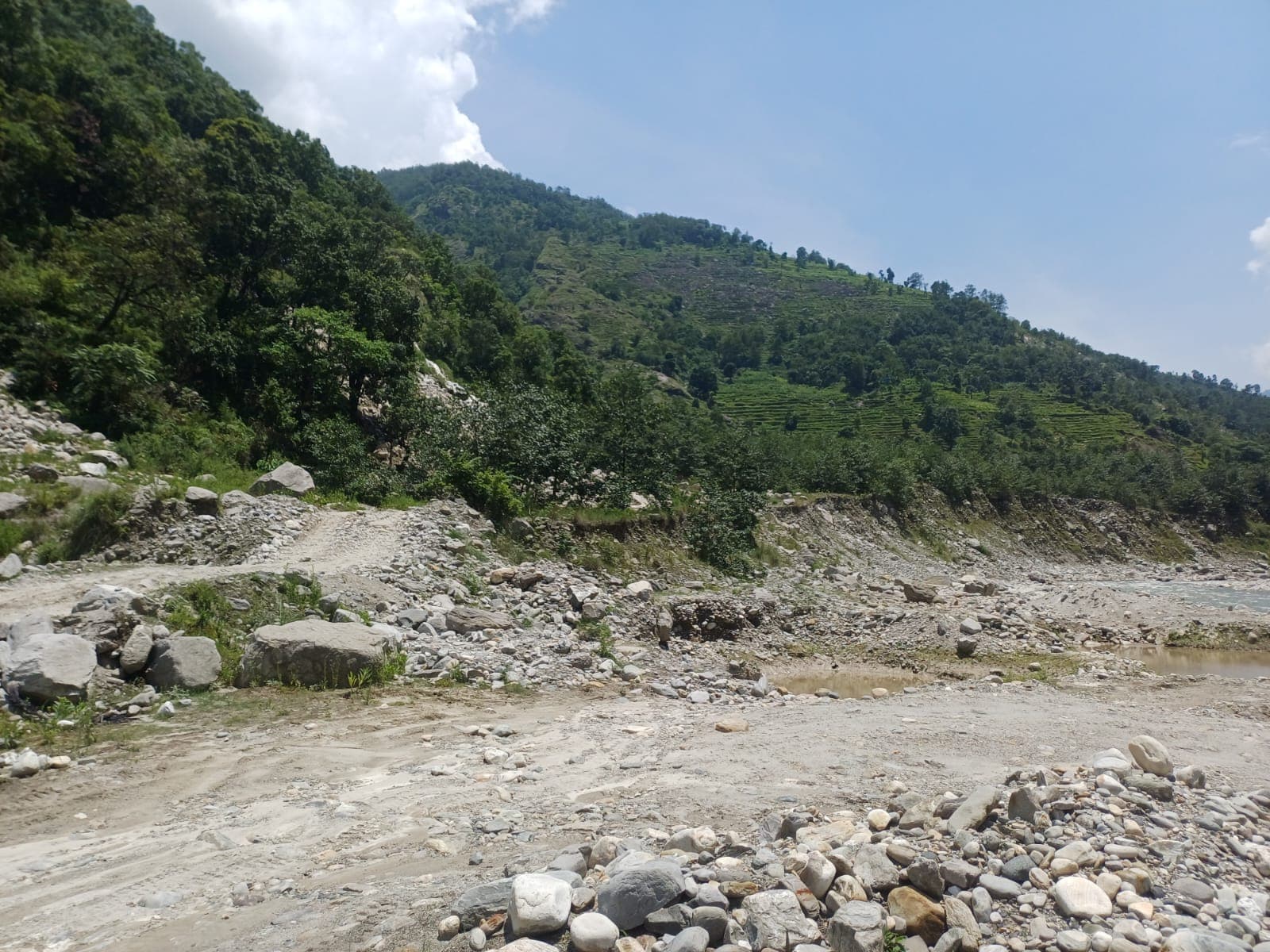 Access road along the Ankhu Khola riverbed